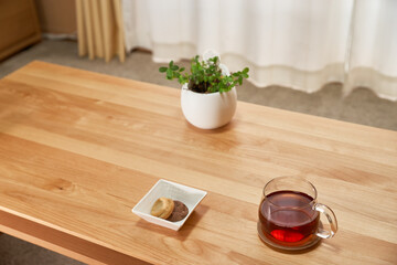 リビングで過ごす午後_紅茶とクッキーと観葉植物