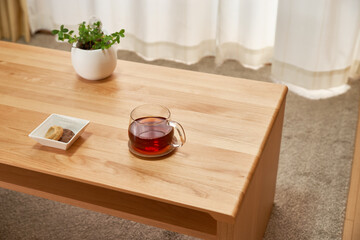 リビングで過ごす午後_紅茶とクッキーと観葉植物