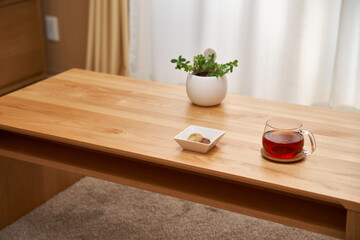 リビングで過ごす午後_紅茶とクッキーと観葉植物