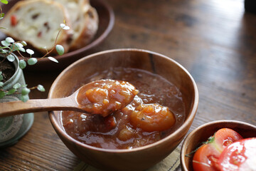 小さな玉ねぎとトマトのスープ