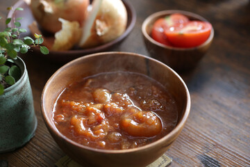 小さな玉ねぎとトマトのスープ