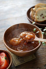 小さな玉ねぎとトマトのスープ