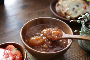 小さな玉ねぎとトマトのスープ