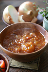 小さな玉ねぎとトマトのスープ