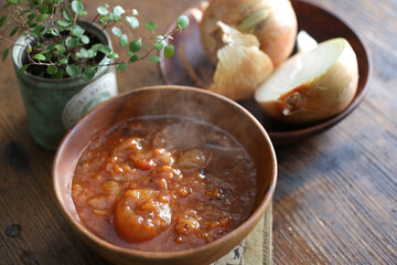 小さな玉ねぎとトマトのスープ