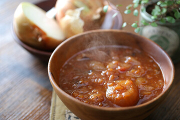 小さな玉ねぎとトマトのスープ