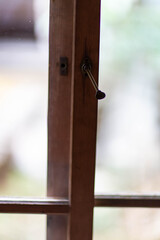 レトロな窓とネジ式の鍵