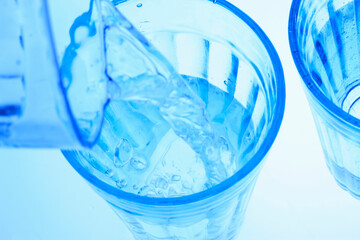 コップと水