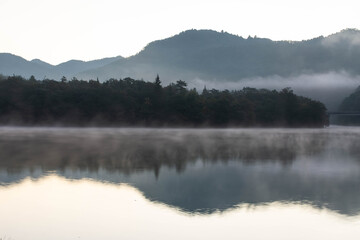 朝靄が発生した湖
