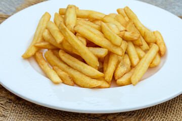 assiette de frites françaises sur une table en bois