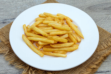 assiette de frites françaises sur une table en bois