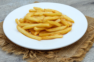 assiette de frites françaises sur une table en bois