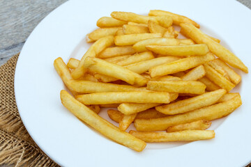 assiette de frites françaises sur une table en bois