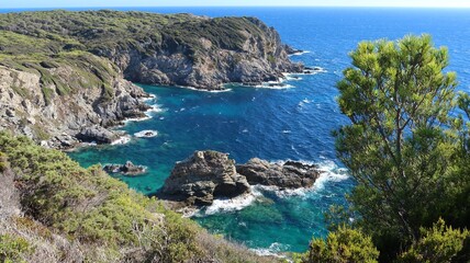Côtes de l'île de Porquerolles, au large de la ville d’Hyères, panorama sur les falaises des...