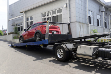 ローダーキャリアカーの荷台に乗り上げる自動車