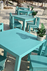 Tables bleues à la plage