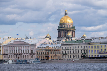 Fototapeta na wymiar Río Neva y edificios con la cúpula de la catedral de San Isaac en San Petersburgo, Rusia