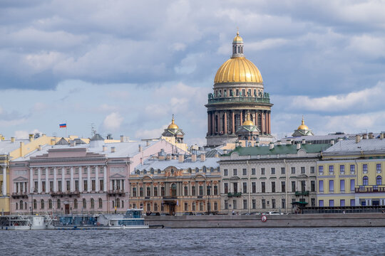 R&iacute;o Neva y edificios con la c&uacute;pula de la catedral de San Isaac en San Petersburgo, Rusia
