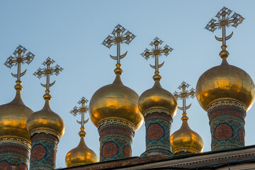 Fototapeta na wymiar Cúpulas a contraluz de una de las iglesias del Kremlim de Moscú en Rusia