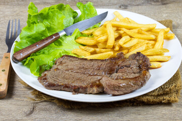 steak de boeuf et frites dans une assiette