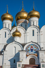 Fototapeta na wymiar Fachada principal y cúpulas de la catedral de Uspensky en la ciudad de Yaroslavl en Rusia