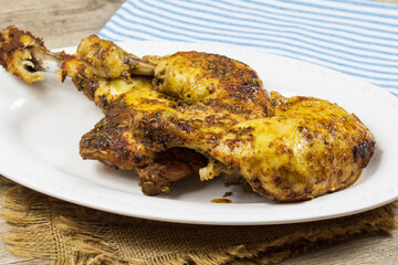 cuisses de poulet rôti dans un plat