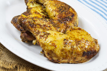 cuisses de poulet rôti dans un plat