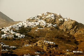Widok na wzgórza i białe domy na greckiej wyspie Serifos w październiku - obrazy, fototapety, plakaty