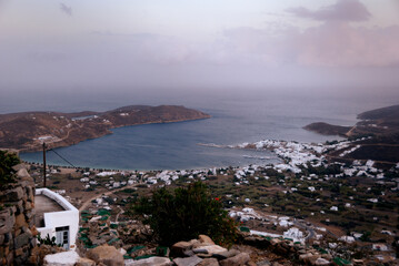 Widok z góry na zatokę  na greckiej wyspie Serifos w październiku  - obrazy, fototapety, plakaty