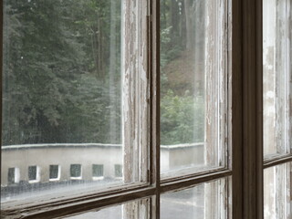 Obraz premium worn window in a lost place