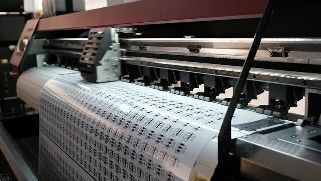 Large format digital printing machine and moving print head