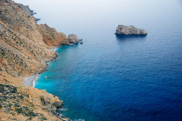 Fototapeta na wymiar Wybrzeże greckiej wyspy Amorgos przy monastyrze Panagia Hozoviotissa