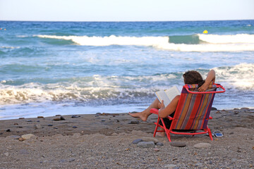 mujer leyendo en la playa sentada hamaca almeria 4M0A9716-as20