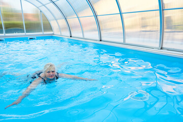 Senior Frau beim Brustschwimmen