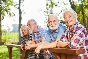 Gruppe Senioren im Sommer auf einem Ausflug