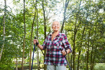 Vitale Senior Frau trainiert Ausdauer und Fitness