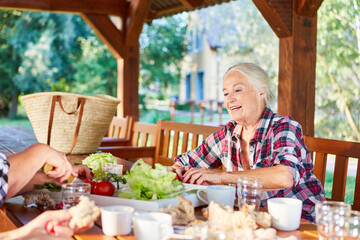 Senior Frau im Garten beim gesunden Frühstück
