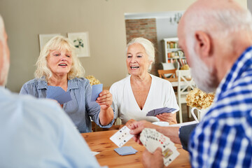 Senioren im Altersheim spielen ein Karten Turnier