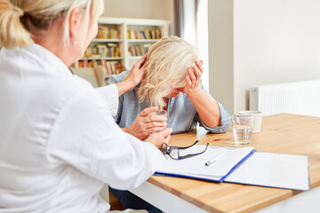 Weinende Patientin wird von Ärztin getröstet