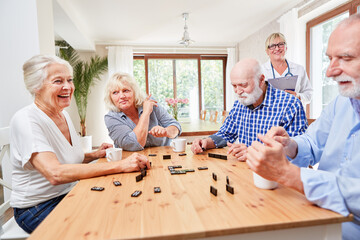 Senioren im Aufenthaltsraum beim Domino Spiel