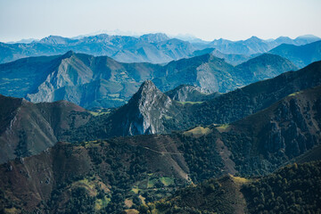 Vistas de las montañas de asturias desde lo alto de Peña Mea.