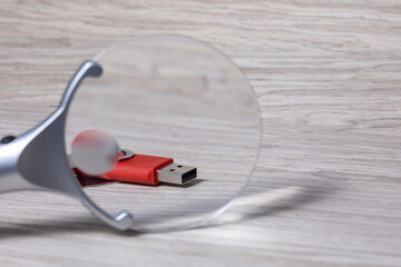 Ansicht eines USB-Sticks mit einer Lupe