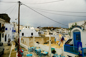 Wąska uliczka na greckiej wyspie Amorgos - obrazy, fototapety, plakaty