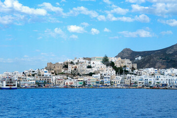 Fototapeta na wymiar Greacka wyspa Naxos widziana od strony morza w pogodny dzień
