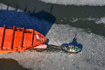 Schlepper nimmt Containerschiff an den Haken
