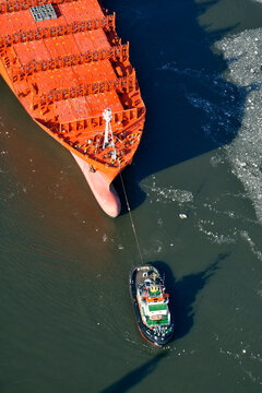 Schlepper nimmt Containerschiff an den Haken