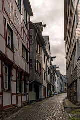 Fototapeta na wymiar Gasse in der Altstadt von Monschau in Nordrhein-Westfalen, Deutschland 