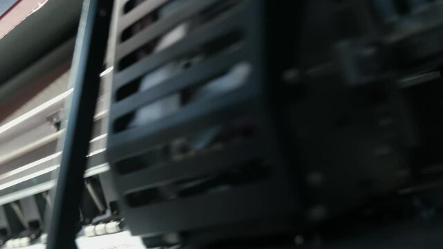 Large format digital printing machine and moving print head