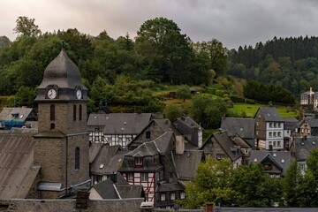 Fototapeta na wymiar Blick über die Dächer von Monschau in Nordrhein-Westfalen in Deutschland 