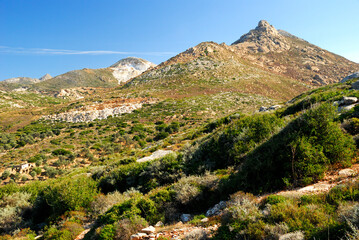 Górzysty krajobraz greckiej wyspy Naxos w słoneczny dzień - obrazy, fototapety, plakaty